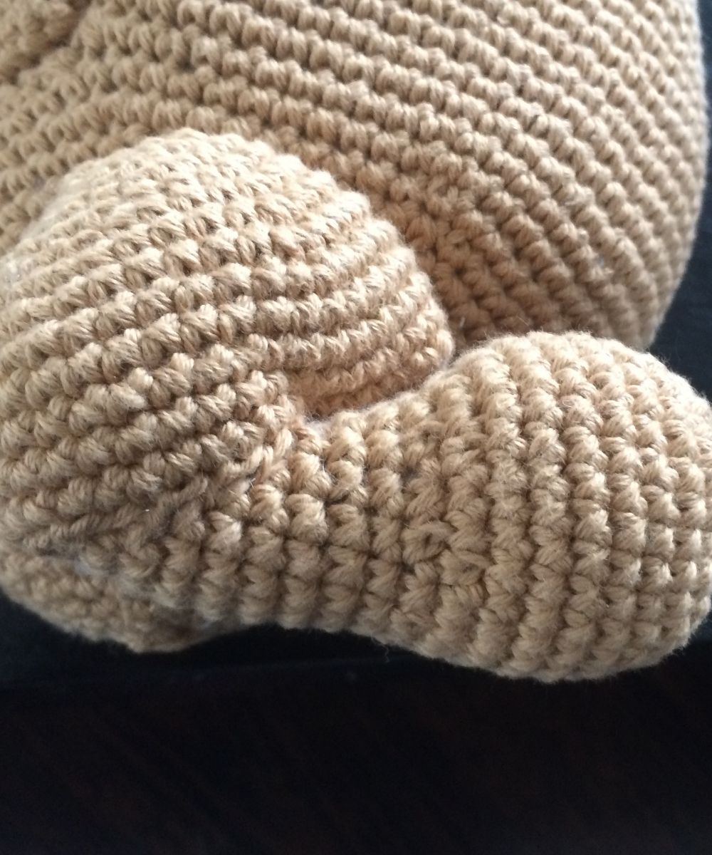 Detailansicht der gehäkelten Französischen Bulldogge Fiona