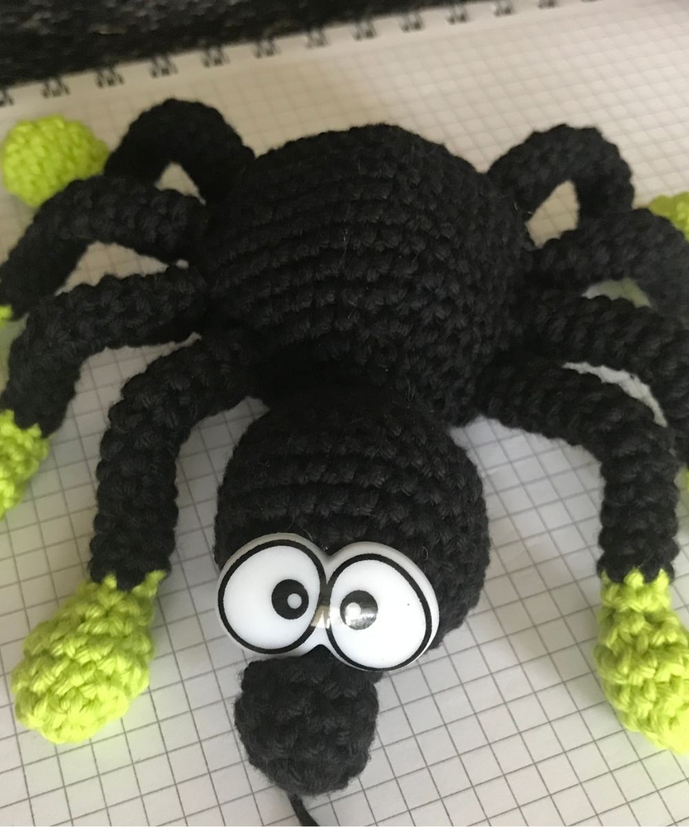 Detailansicht des gehäkelten Halloween-Türkranzes
