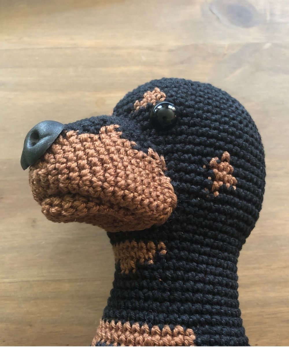 Detailansicht des gehäkelten Rottweilers Rosi