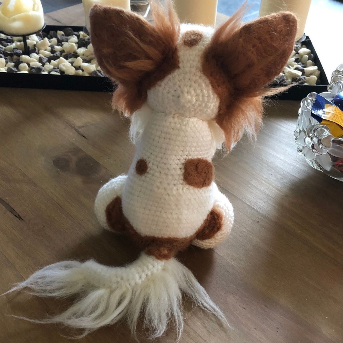 Detailarbeit mit Filzwolle an einem gehäkelten Hund