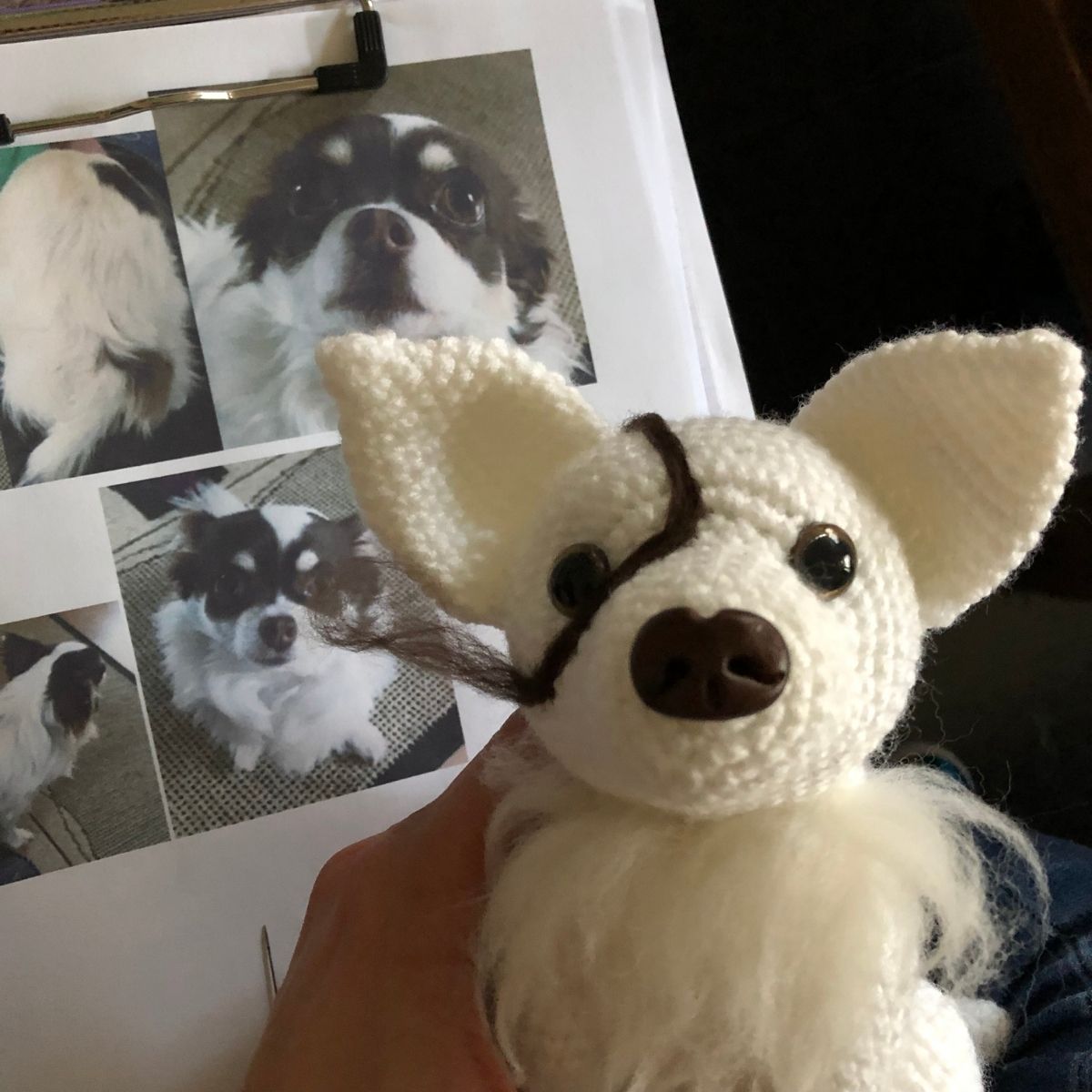 Gehäkelter Hund während der Gestaltung mit Filzwolle