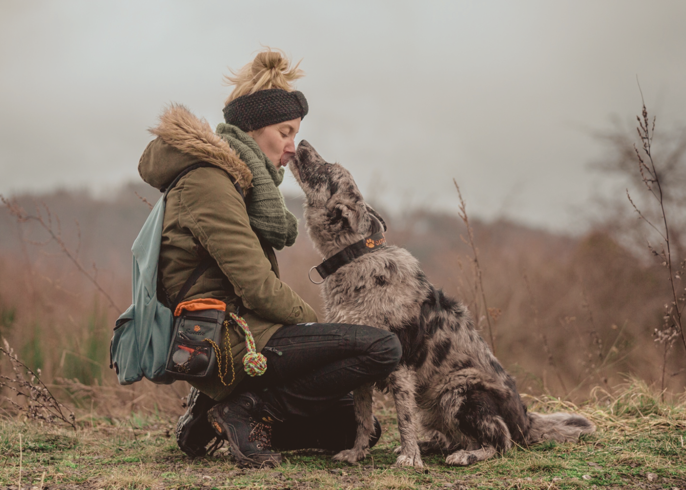 Jenny und ihr Hund Ron bei einem gemeinsamen Spaziergang